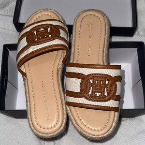 Tommy Hilfiger Women's Tan and Cream Slide Sandals